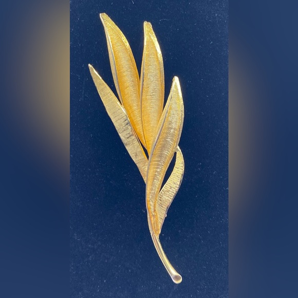 Marvella Gold Tone Textured Leaves Brooch Large Leaf Mid Century Brooch 💛HP💛 - Picture 3 of 4